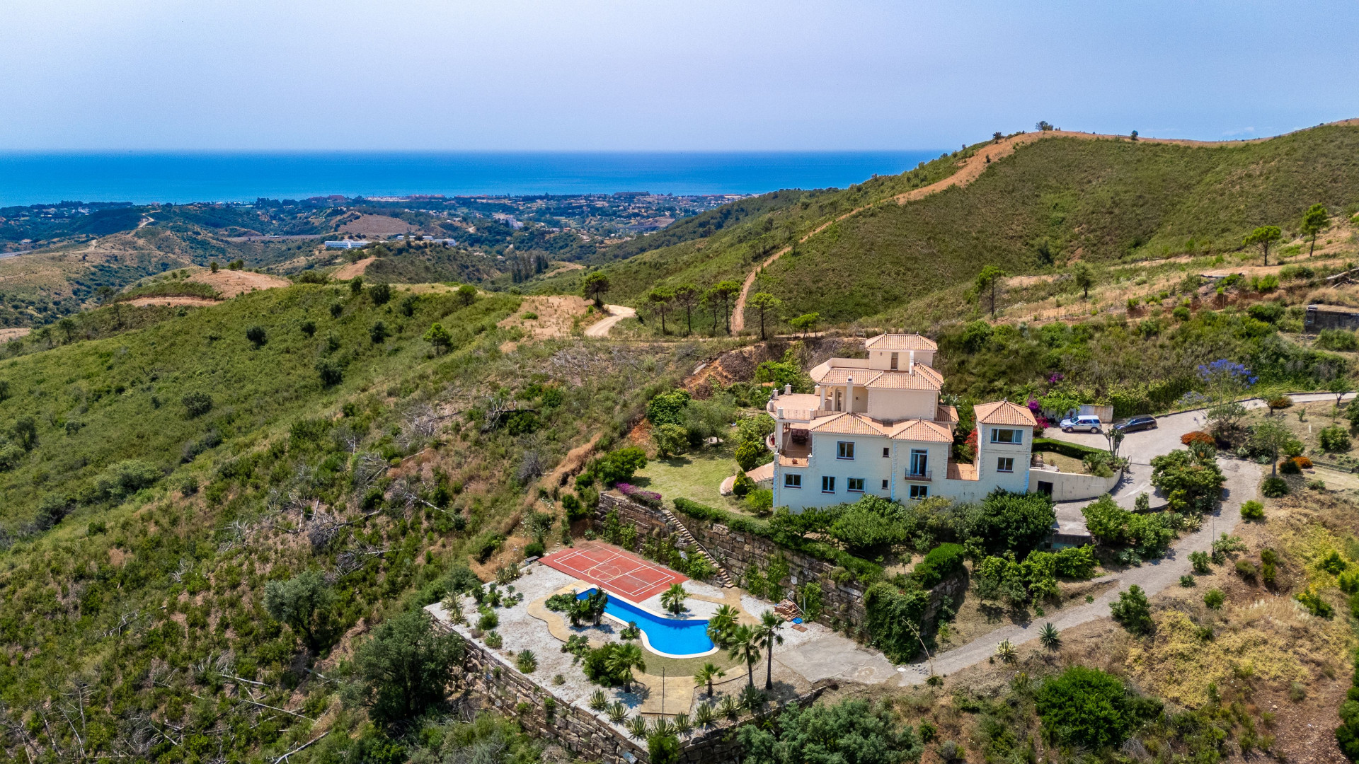 Villa in Estepona - view 1