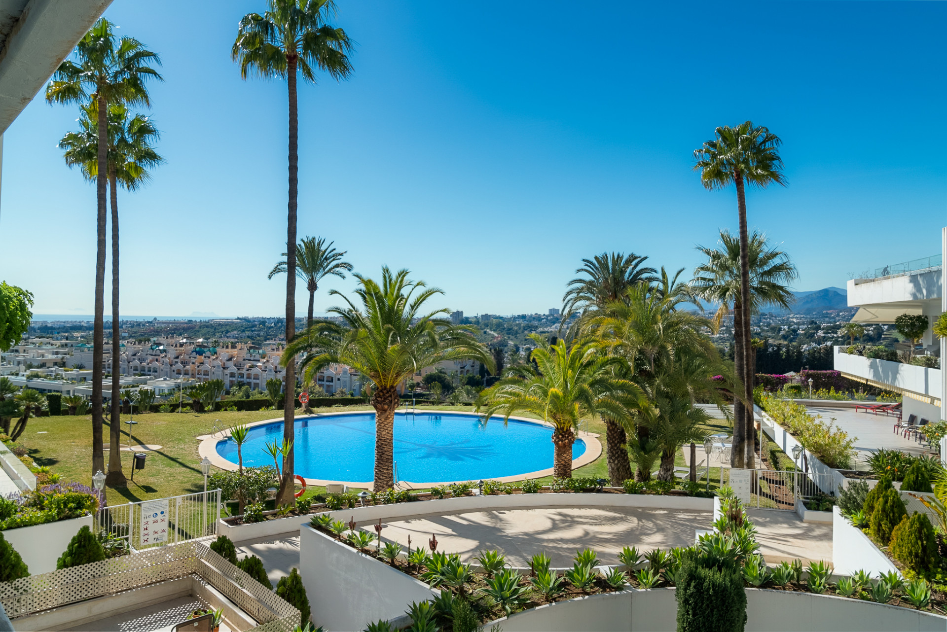 Apartment in Marbella Del Este - view 1