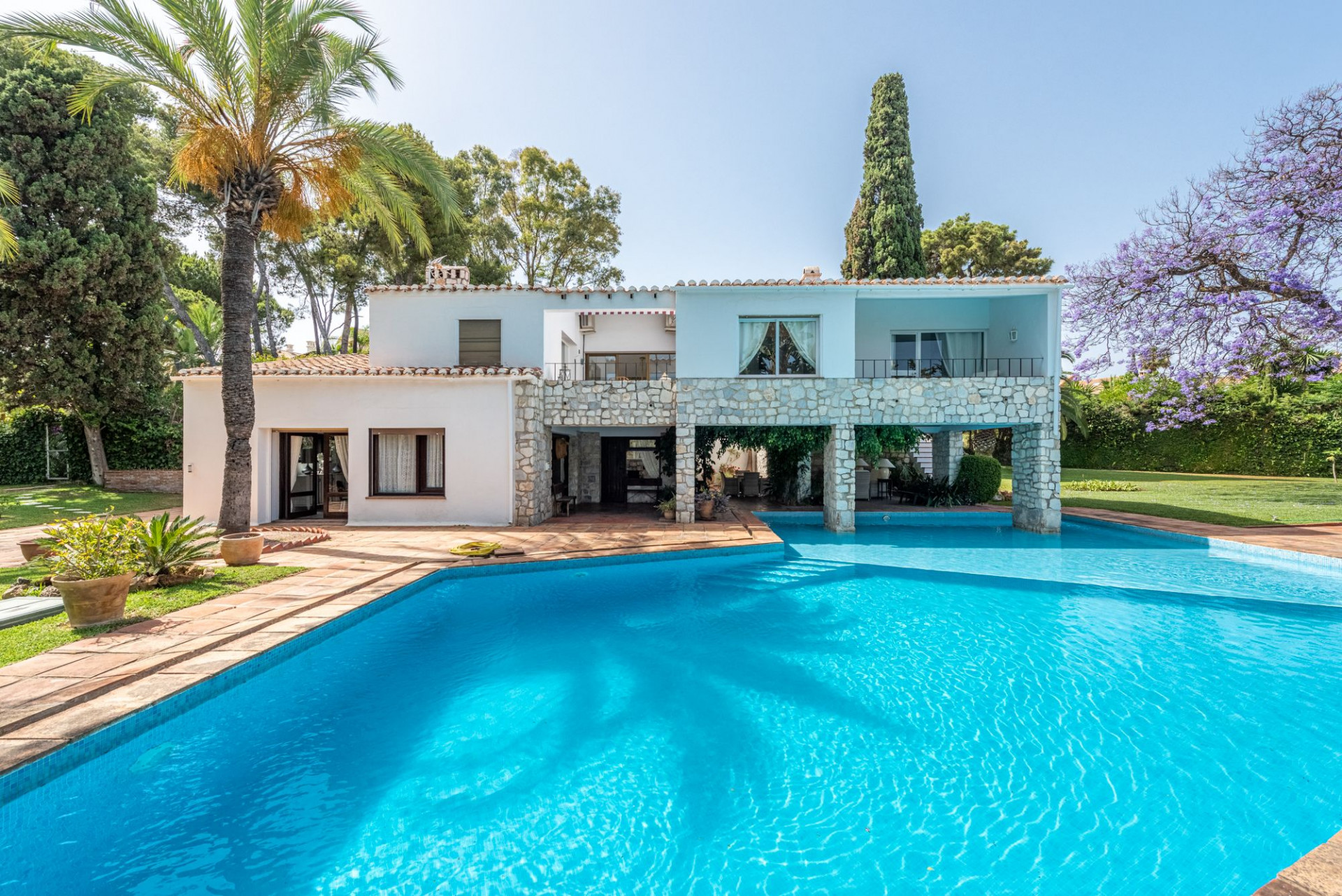 Villa in Marbella Del Este - view 1