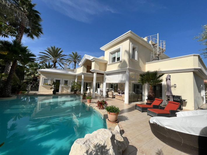 Villa in Alicante - view 1