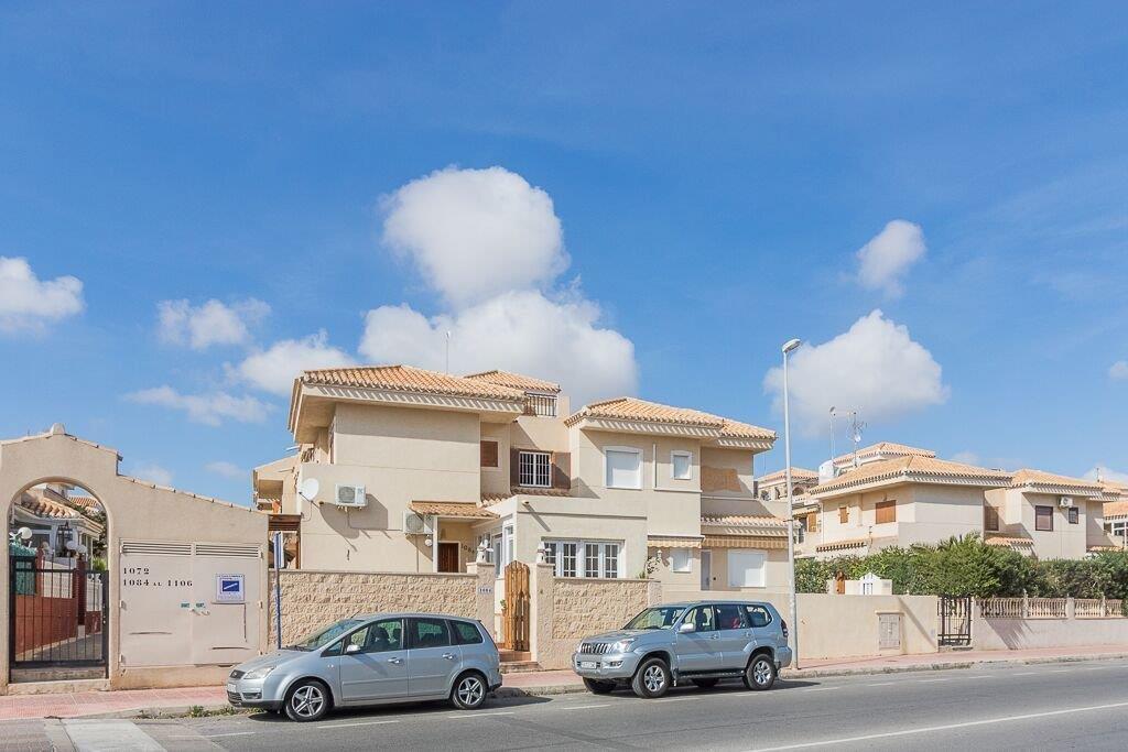 Villa in La Zenia - view 1