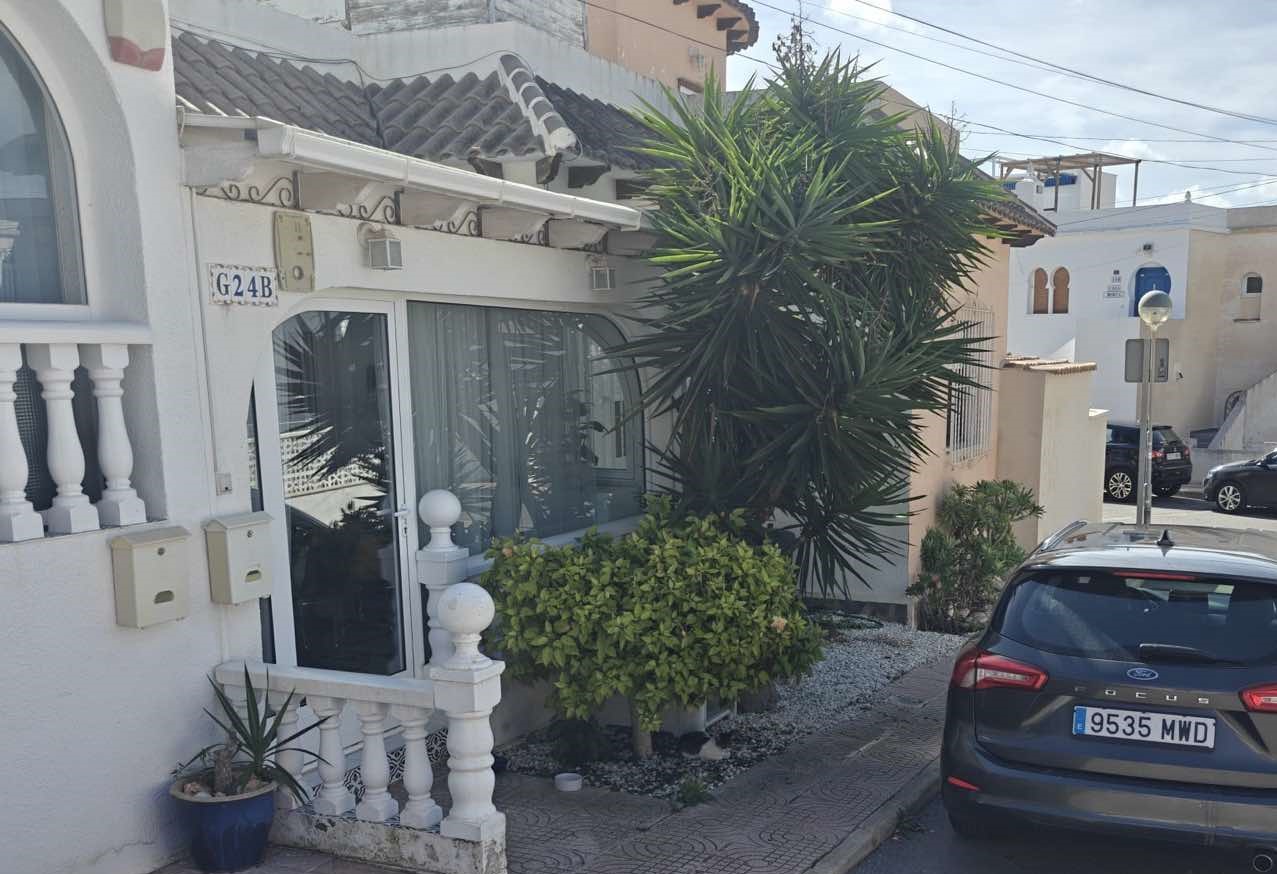 Villa in Villamartin - view 1