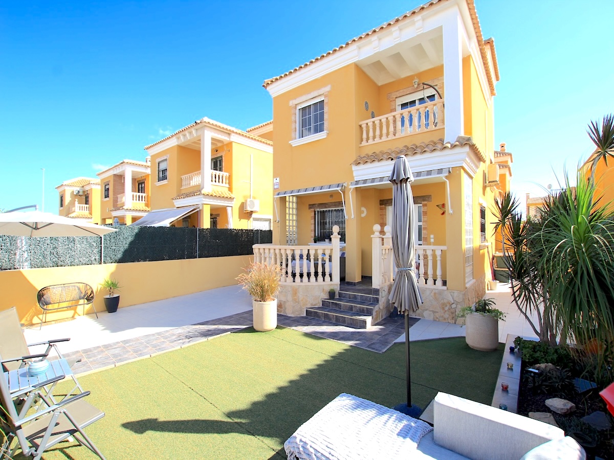 House in Guardamar del Segura - view 1