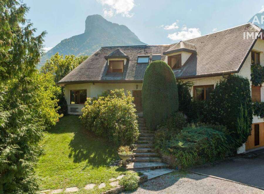 Villa in Lathuile - view 1