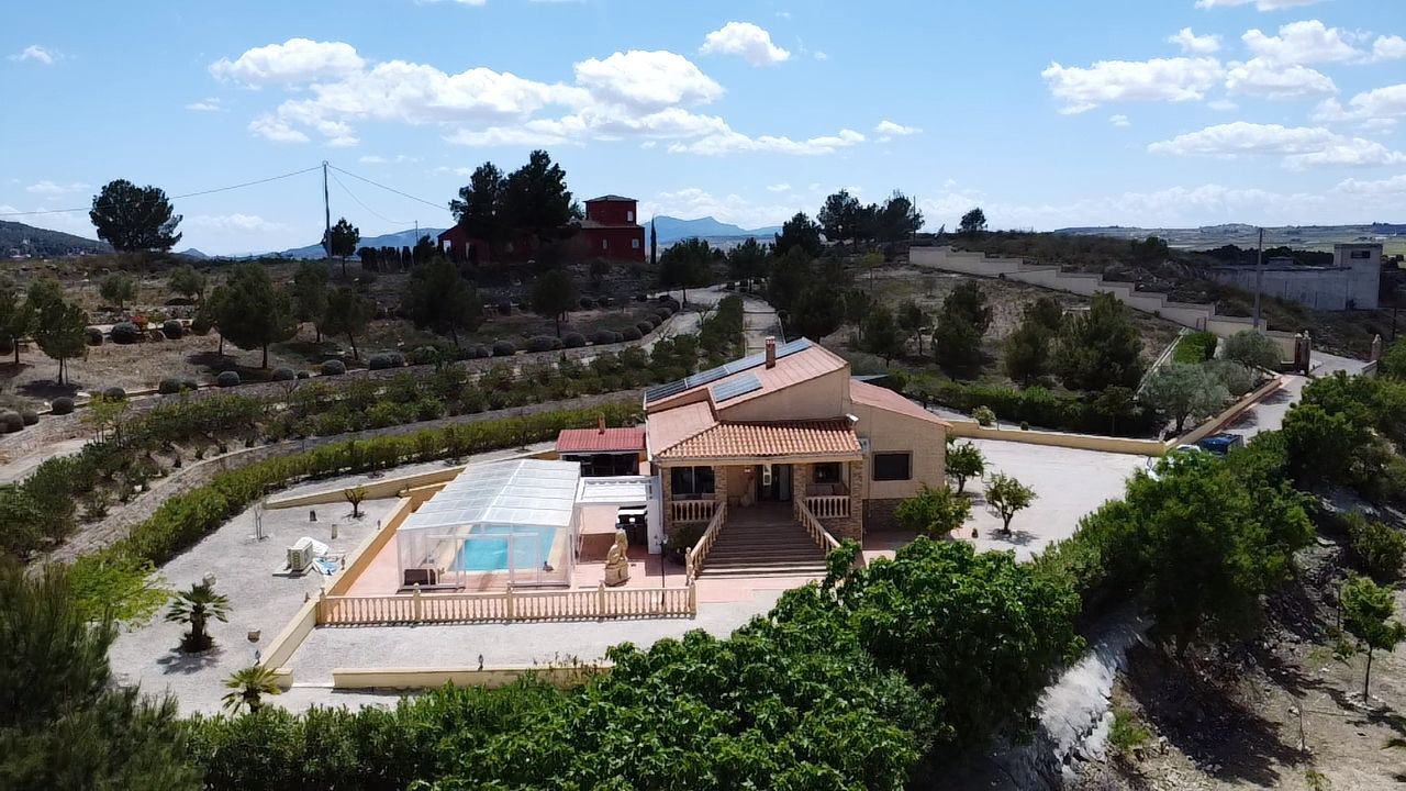Villa in Pinoso - view 1