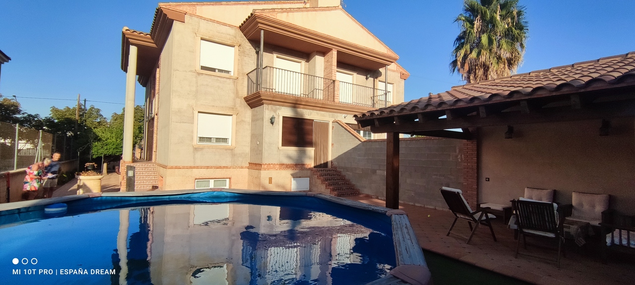 House in Caudete de las Fuentes - view 1