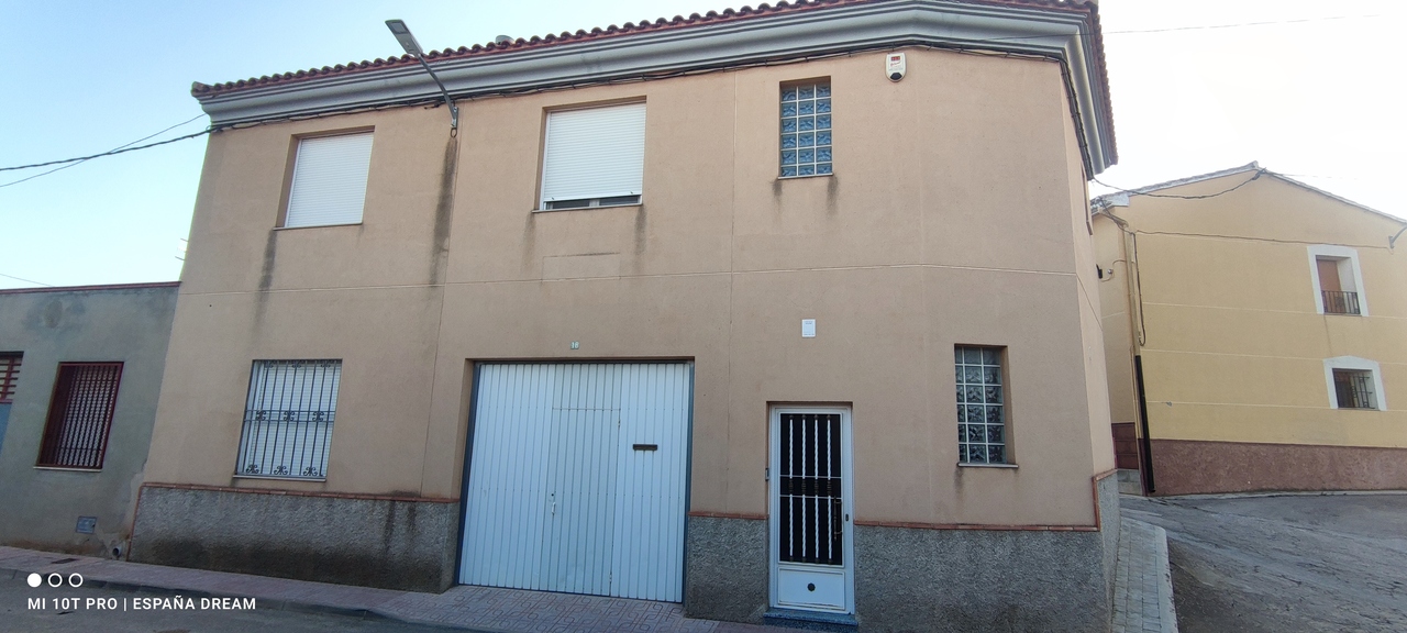 House in Caudete de las Fuentes - view 1