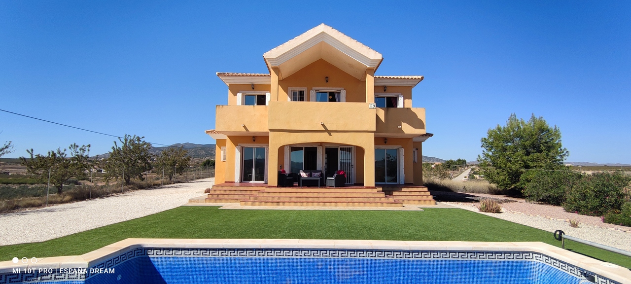 Villa in Pinoso - view 1