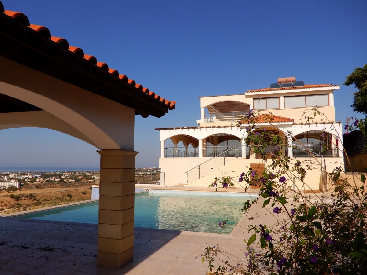 Villa in Pegeia - view 1