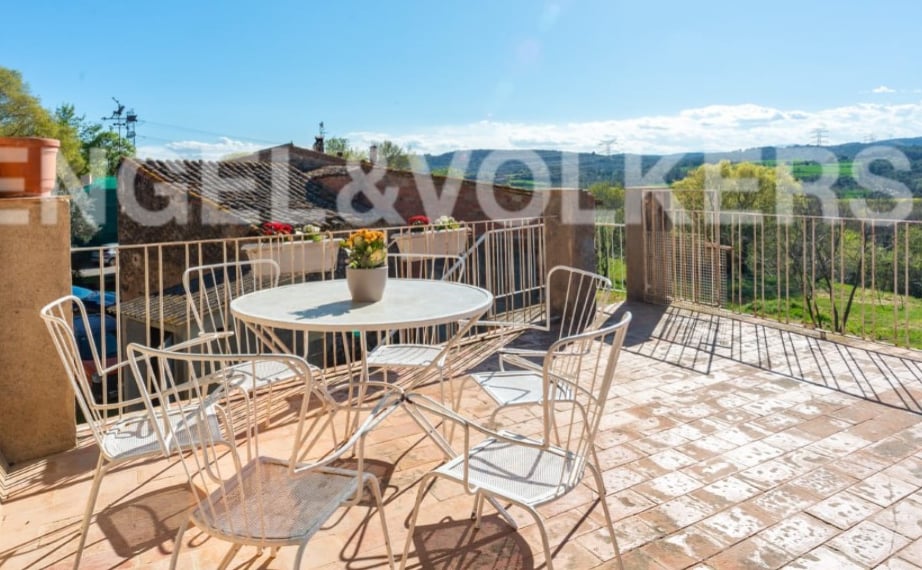 outside dining on a sunny terrace