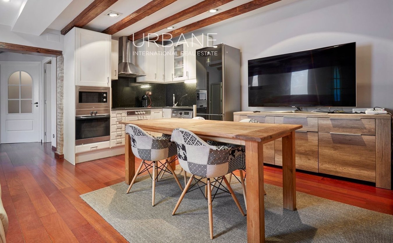 An open plan kitchen living space in a Barcelona apartment. 