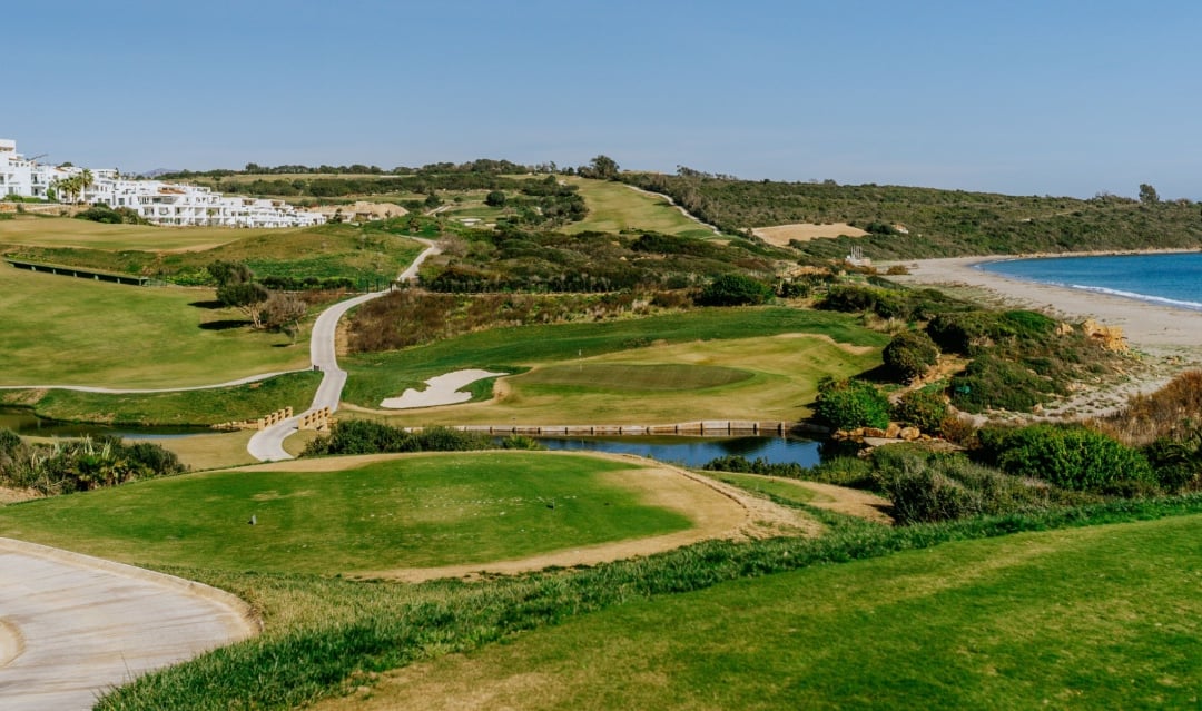 5 reasons to buy a home on a golf course & 5 par-fect properties