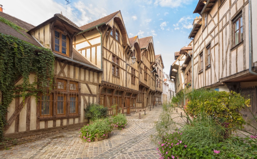 The alley behind a set of half-timbered houses in Troyes