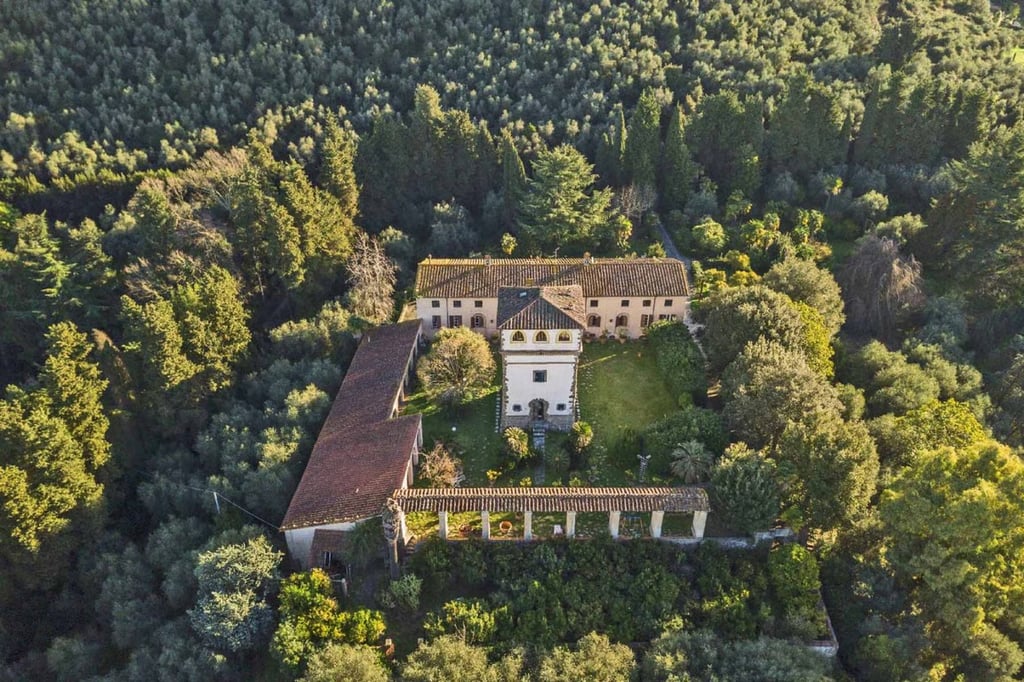 Prestigious real estate property for sale in Tuscany, in the seaside area of Versilia, in the Municipality of Camaiore