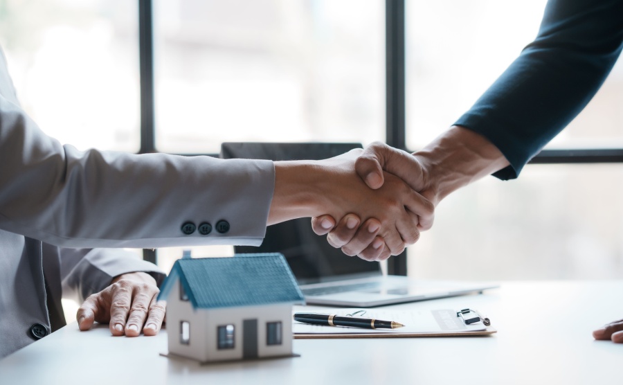 Two people agreeing on a negotiated price
