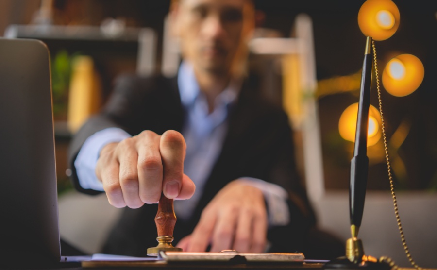 what is the role of the notary in buying a property in Italy?