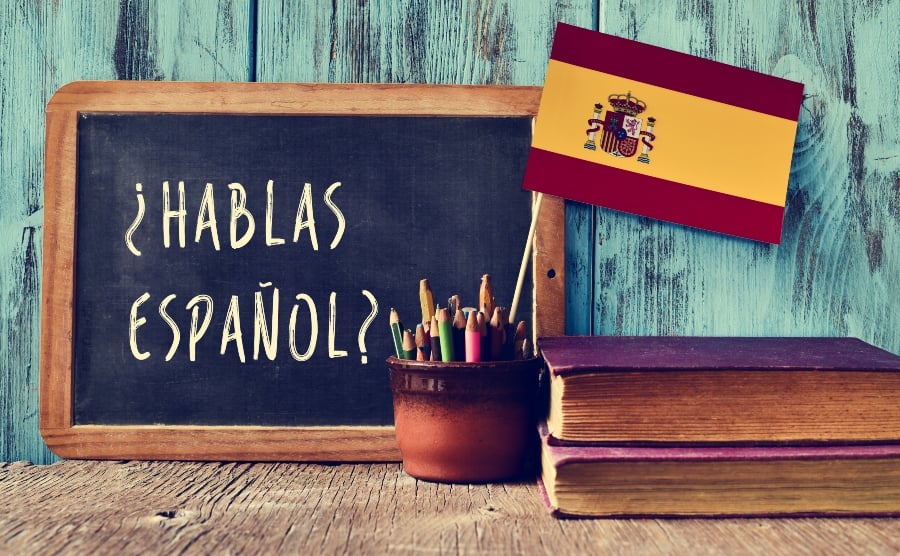 A chalkboard with the phrase 'Do you speak Spanish?'