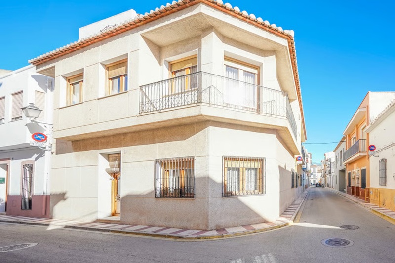 Homes in inland Costa Blanca offer a more peaceful location and traditional Spanish lifestyle than the more touristy coastal resorts