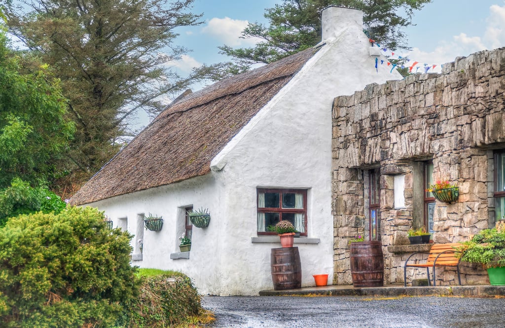 Whitewashed, thatched cottage in Connemara 
