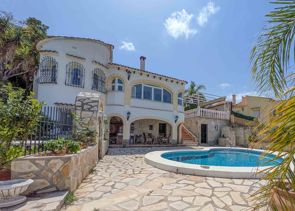 Currency specialists help overseas buyers transfer funds abroad, to places like the Costa Blanca in Spain, and protect their funds from exchange rate movement