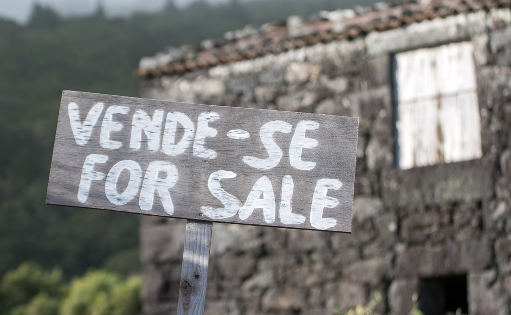 Vende-Se sign marks a rural plot for sale in Portugal