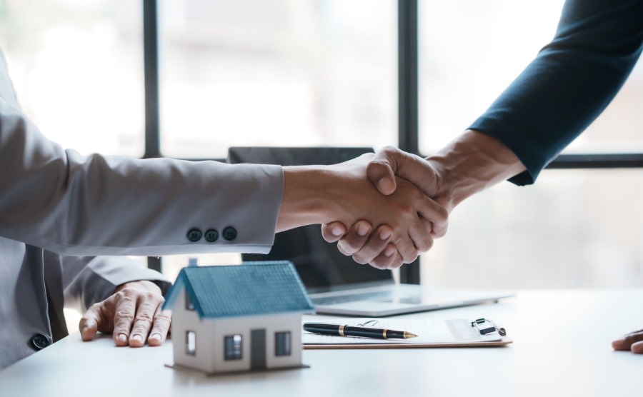 Two people agreeing on a negotiated price
